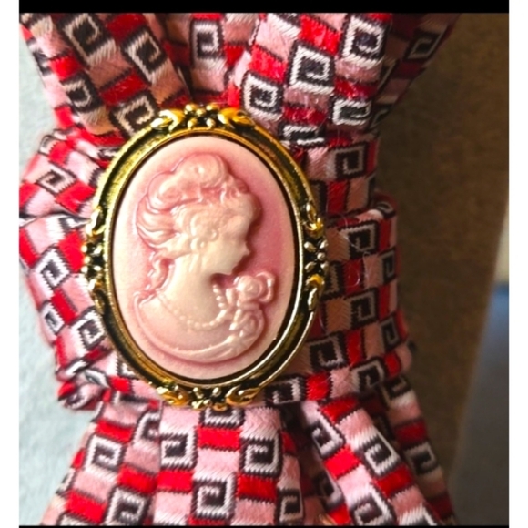Red Pink Patterned Folded Cravat Brooch Accessory with Cameo and Pearls - Picture 4 of 6